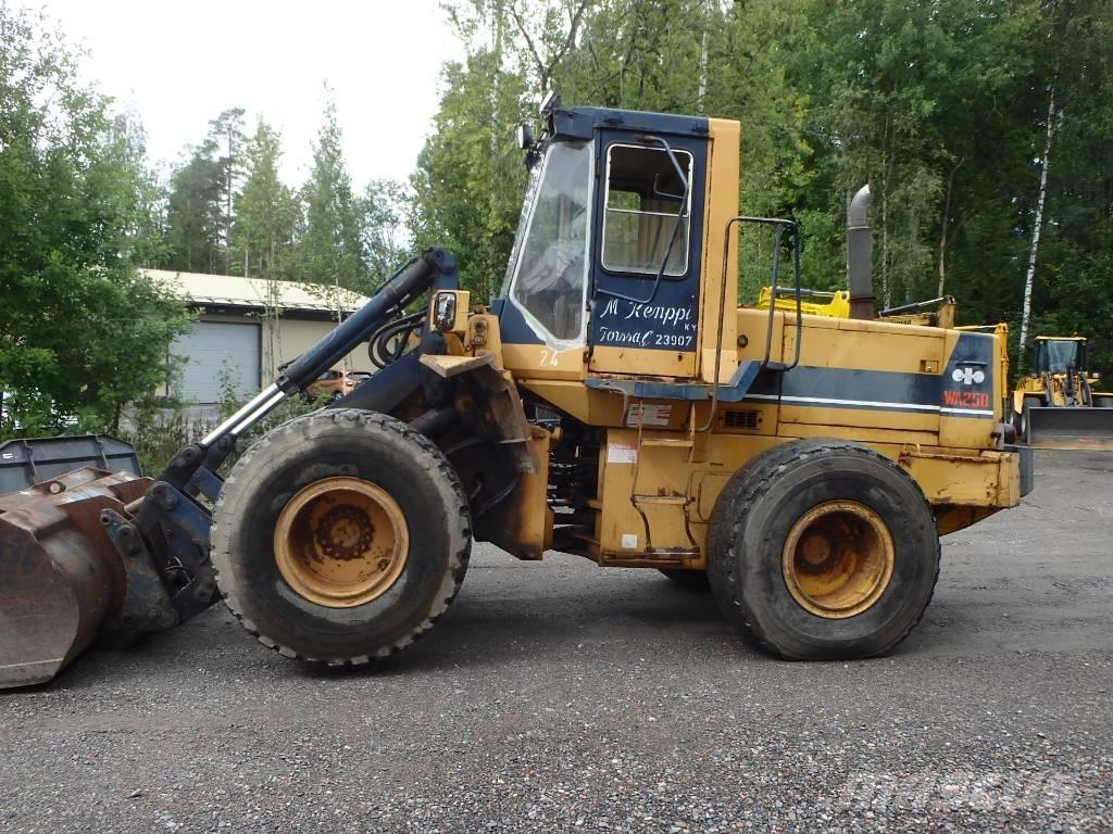 Komatsu WA 250-1 Gumikerekes homlokrakodók