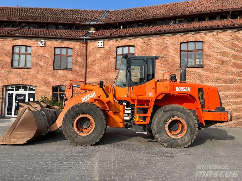 Doosan DL 300 Gumikerekes homlokrakodók