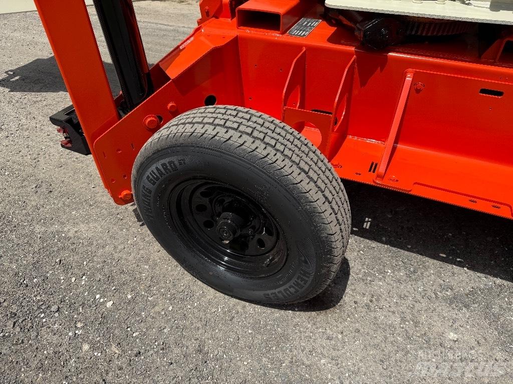 JLG T 500 J Pótkocsira szerelt emelők és állványok