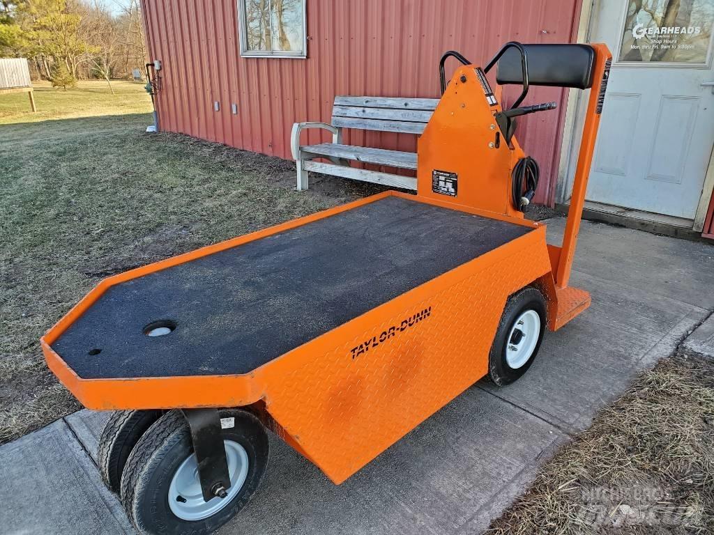 Taylor-Dunn SC100 Vontatótargonca