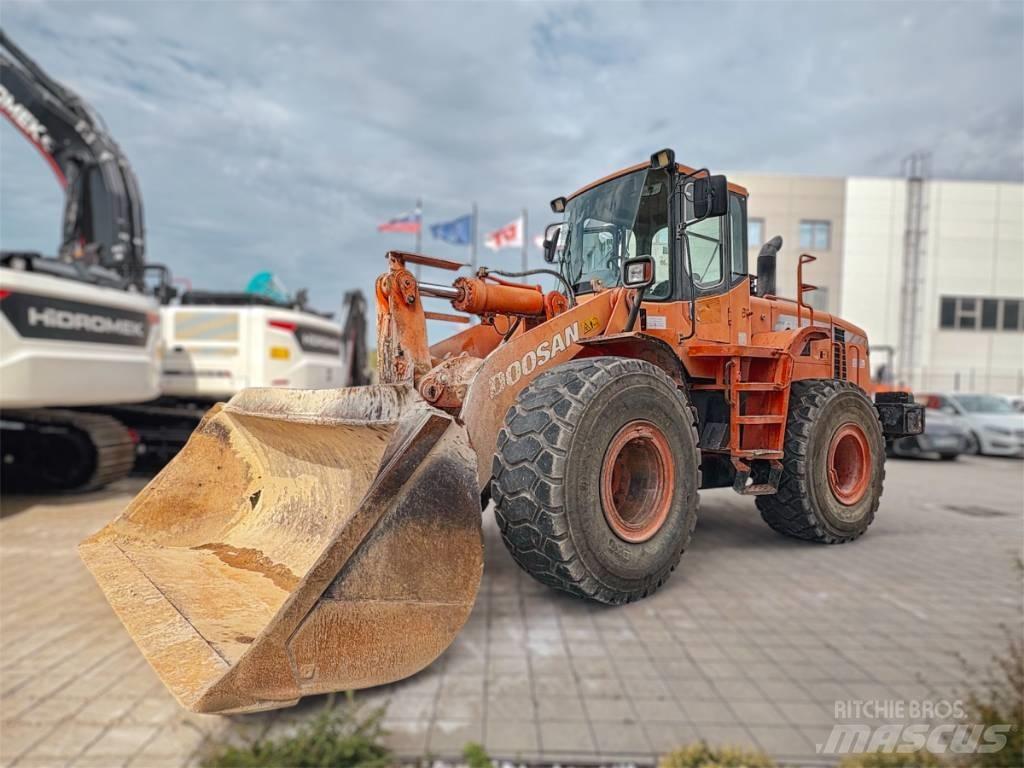 Doosan DL 300 Gumikerekes homlokrakodók