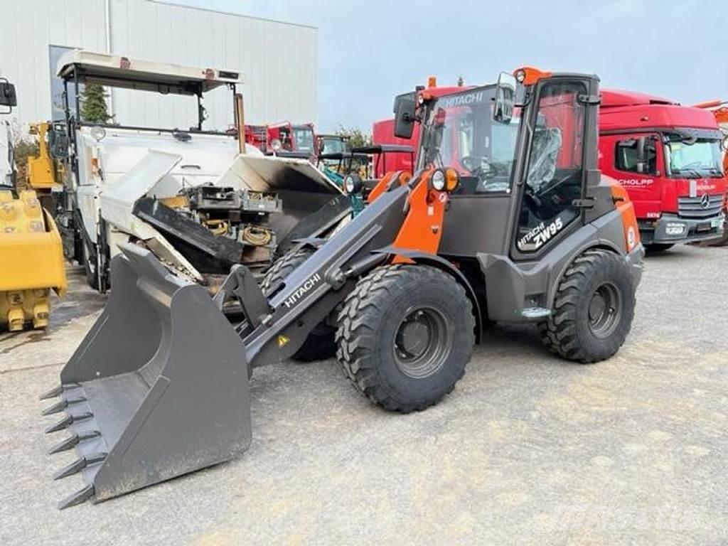 Hitachi ZW95-6C Gumikerekes homlokrakodók