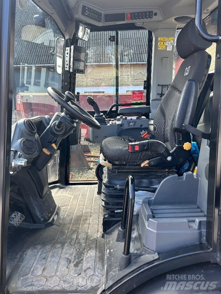 CAT 906 Gumikerekes homlokrakodók