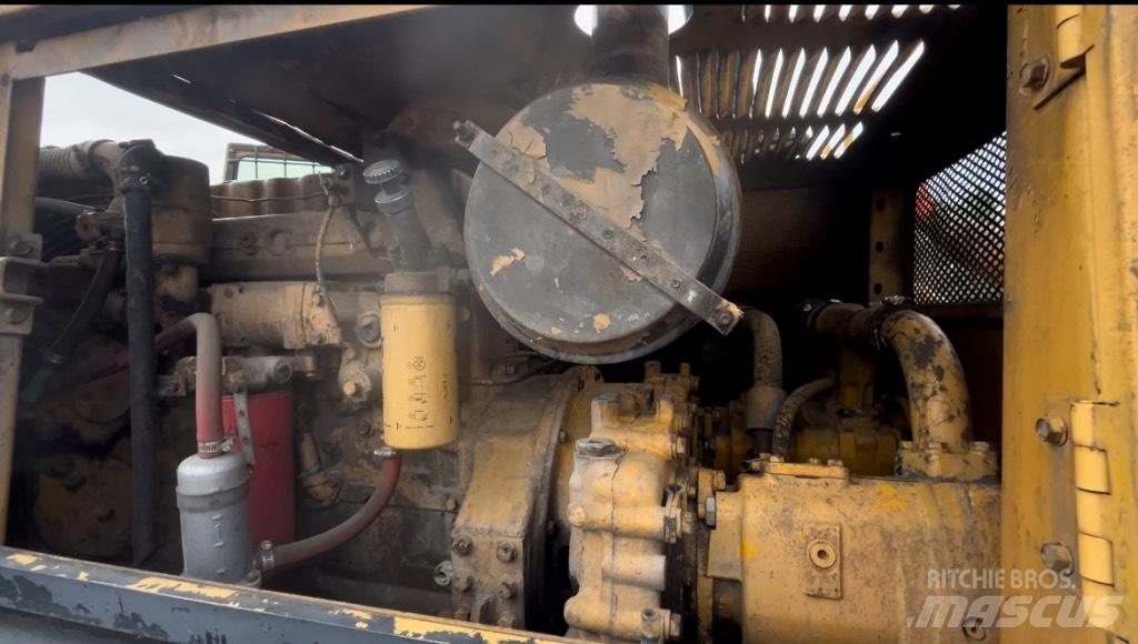 CAT 215 Lánctalpas kotrók