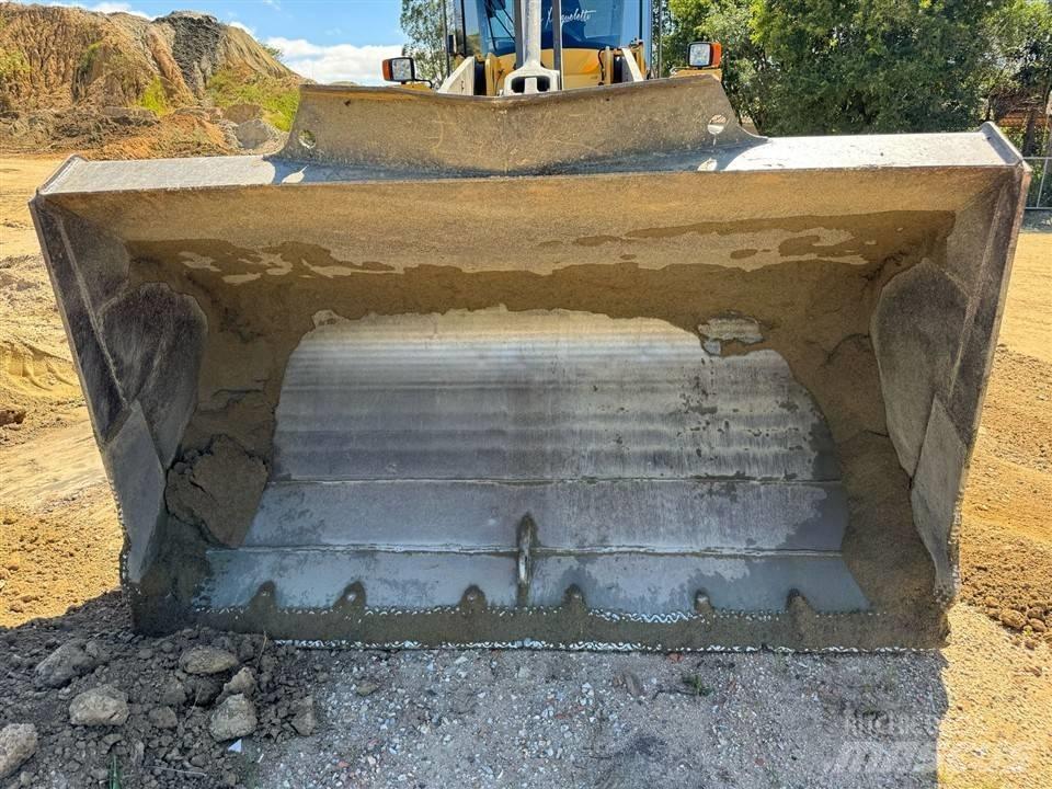 Volvo L 90 F Gumikerekes homlokrakodók