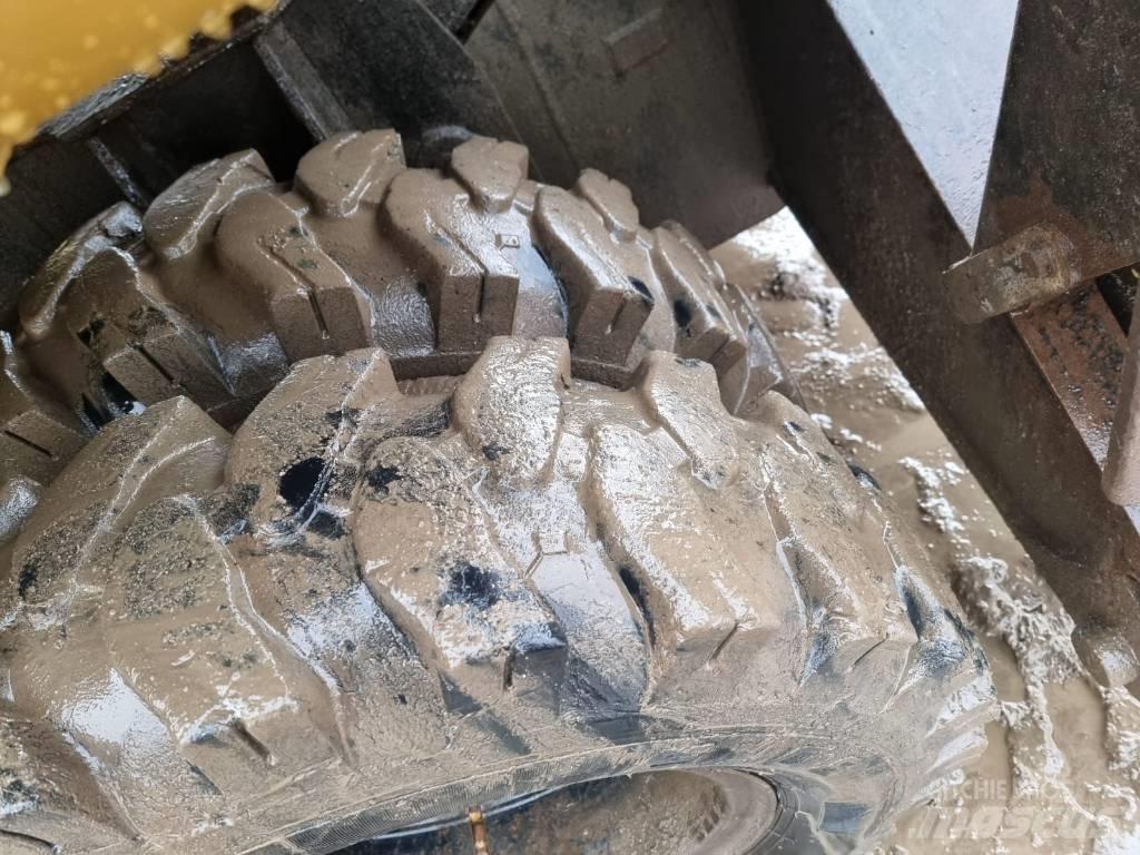 CAT M 313 C Gumikerekes kotrók