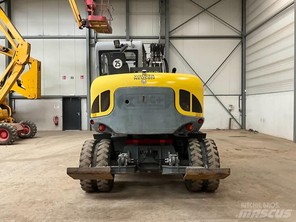Neuson EW 100 Gumikerekes kotrók