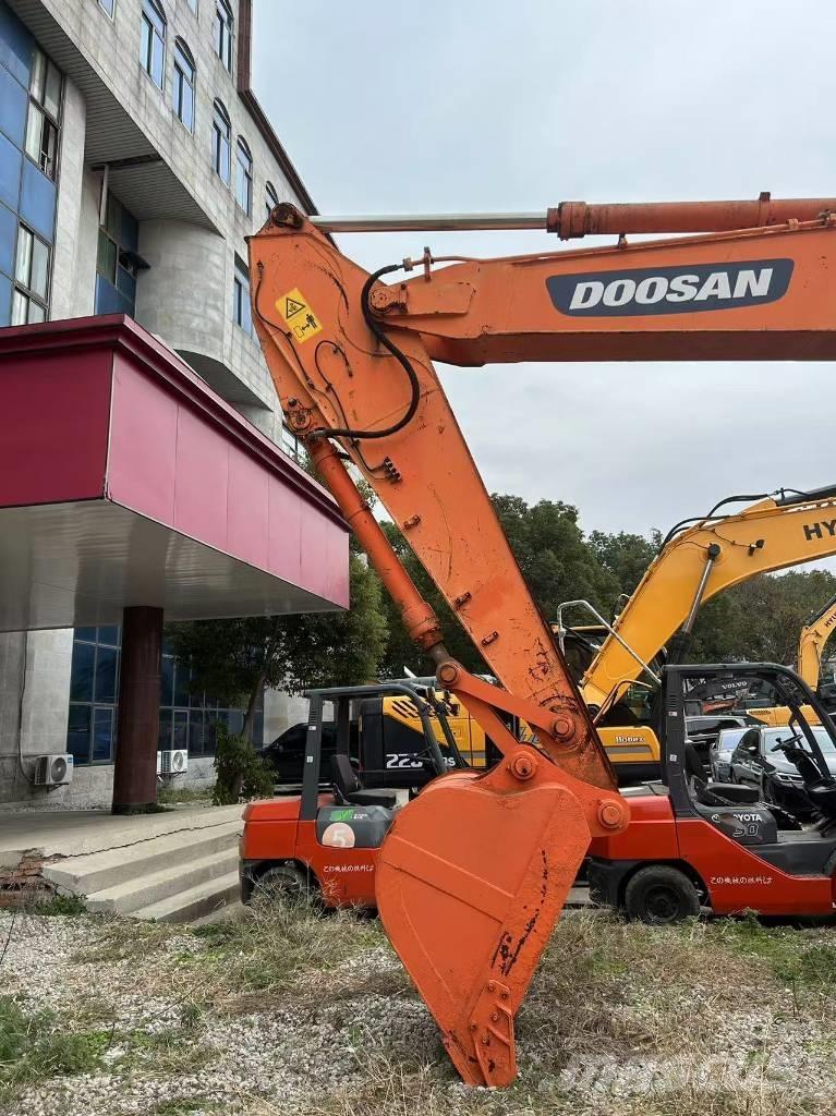 Doosan DH 210 W-7 Gumikerekes kotrók