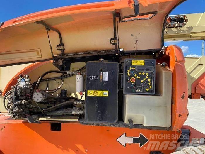 JLG 800AJ Karos emelők