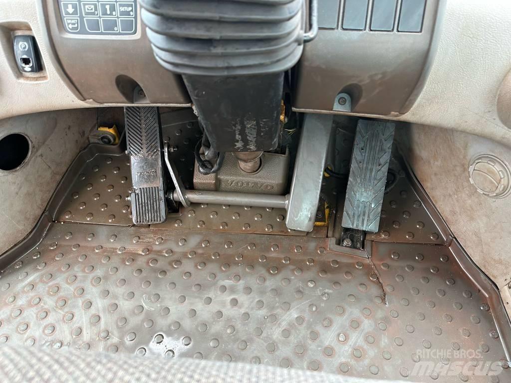 Volvo L180F Gumikerekes homlokrakodók
