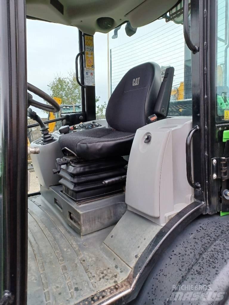 CAT 906M Gumikerekes homlokrakodók
