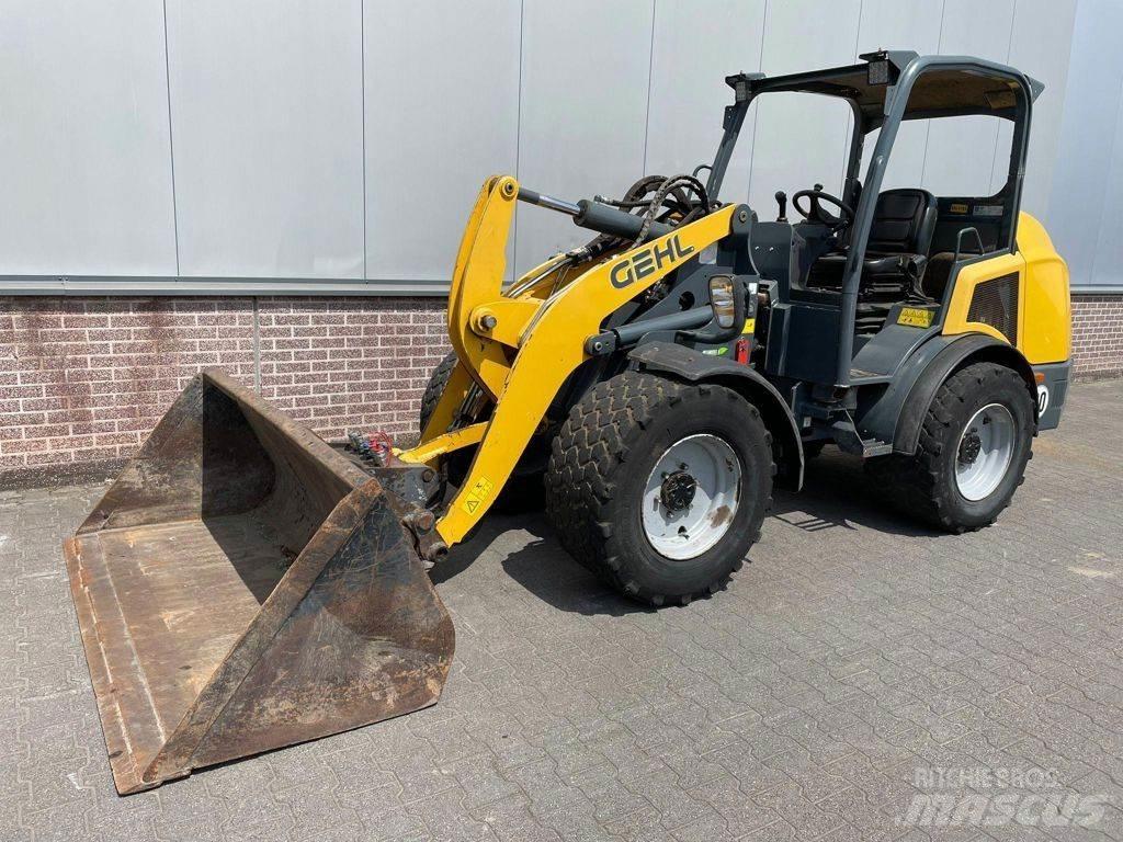 Gehl AL650 Gumikerekes homlokrakodók