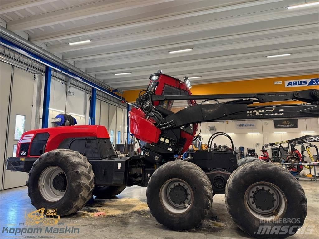 Komatsu 951 Betakarítók