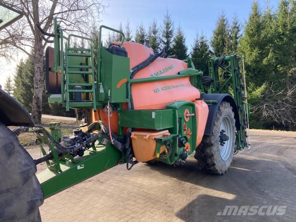 Amazone UX 4200 24 m Vontatott trágyaszórók