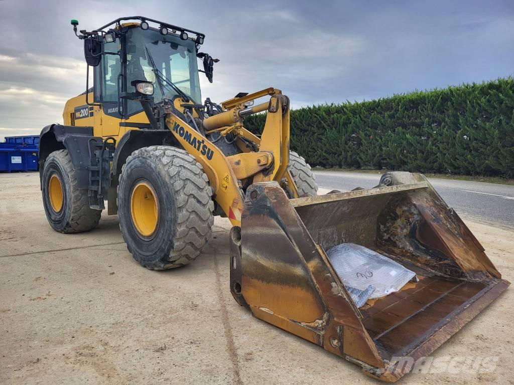 Komatsu WA200-8 Gumikerekes homlokrakodók