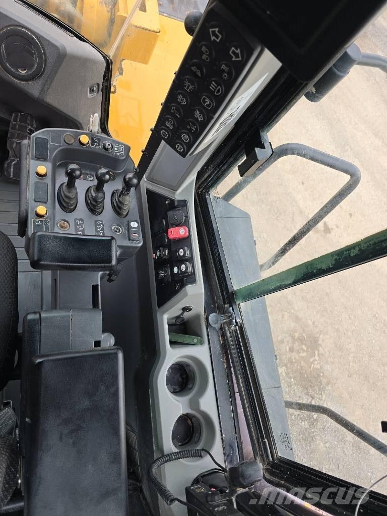 CAT 962 M Gumikerekes homlokrakodók