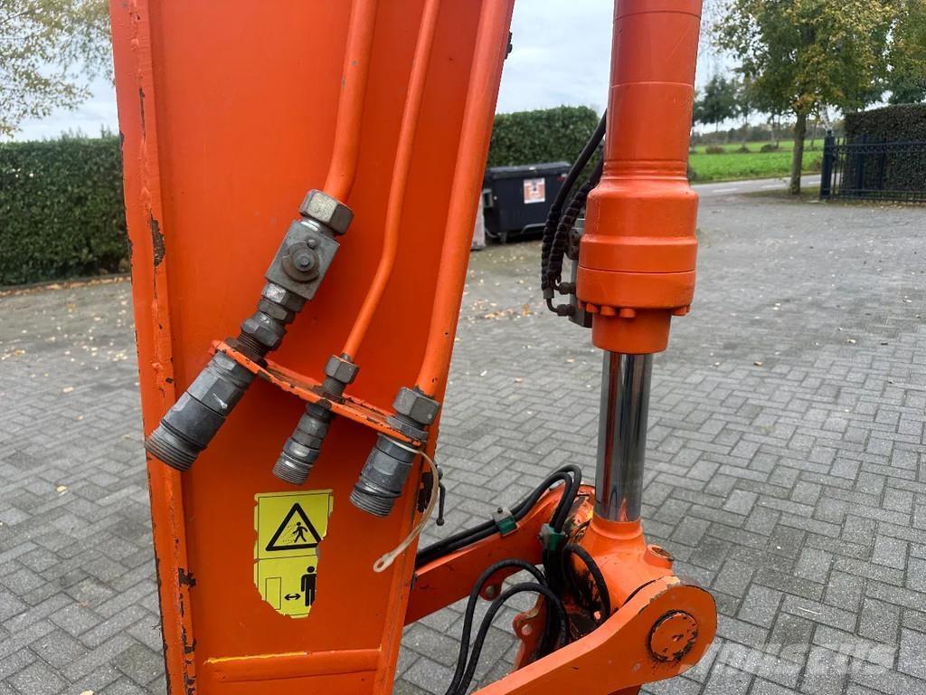 JCB JS145W Gumikerekes kotrók