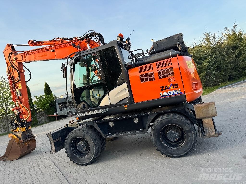 Hitachi ZX 140 W-6 Gumikerekes kotrók