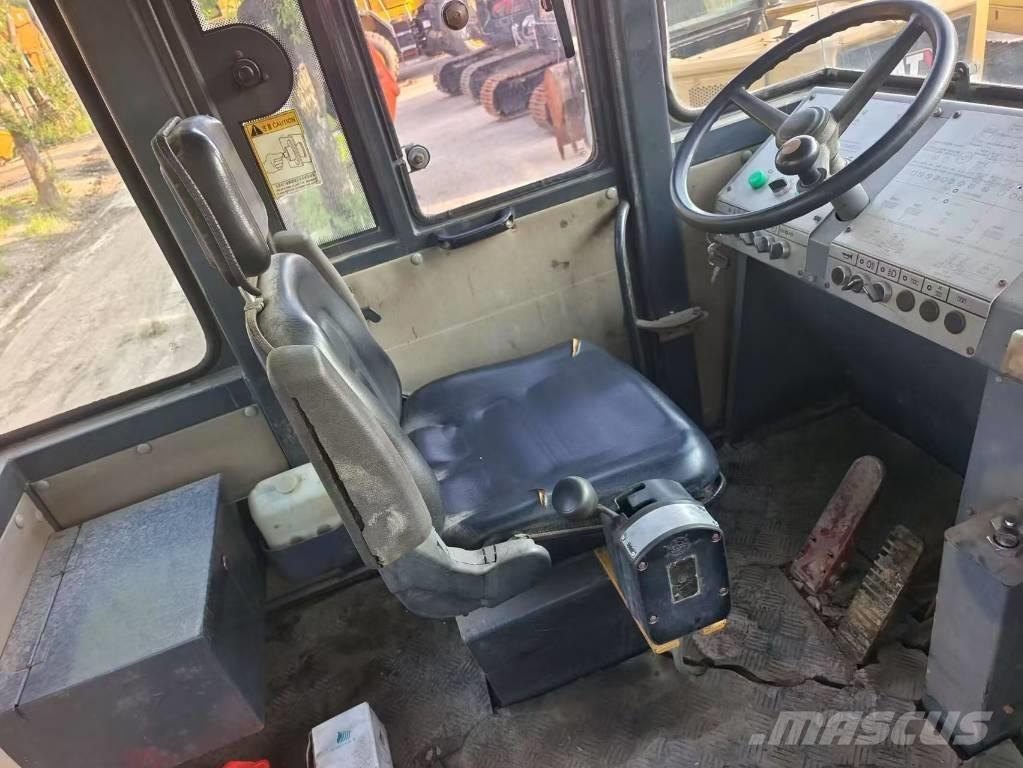 XCMG XP 263 Pneumatikus kerekes hengerek