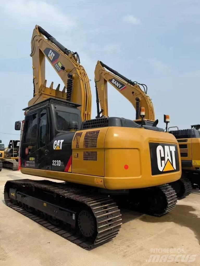 CAT 323D2L Lánctalpas kotrók