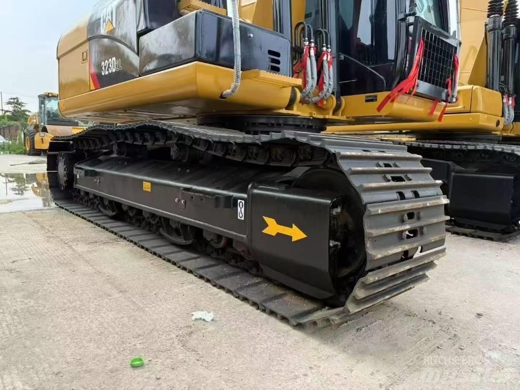 CAT 323D2L Lánctalpas kotrók