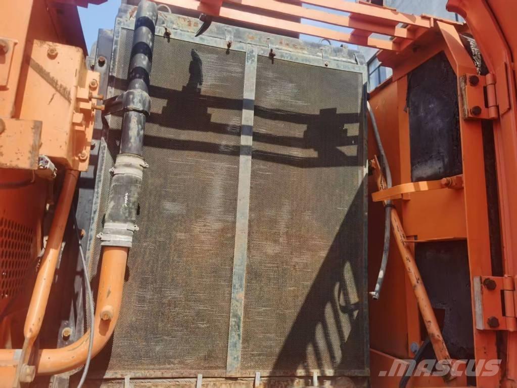 Doosan DH 210 W-7 Gumikerekes kotrók