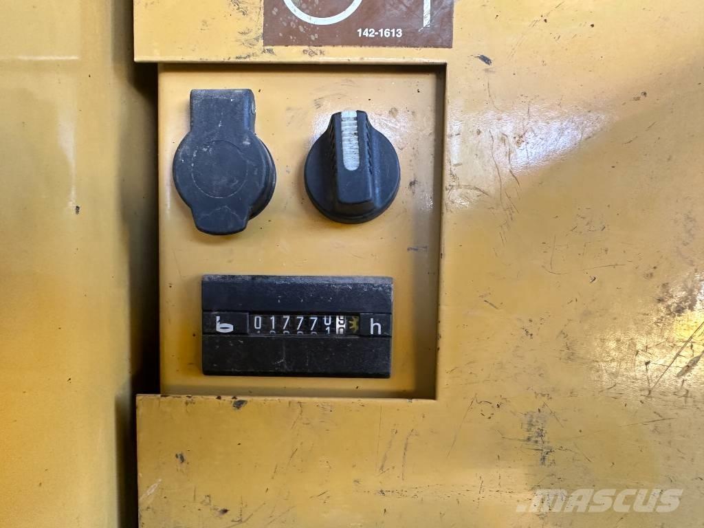CAT M 320 VAH Gumikerekes kotrók