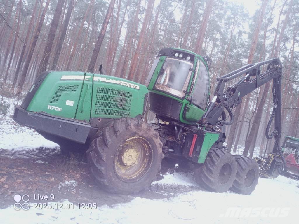John Deere 1170 E Betakarítók