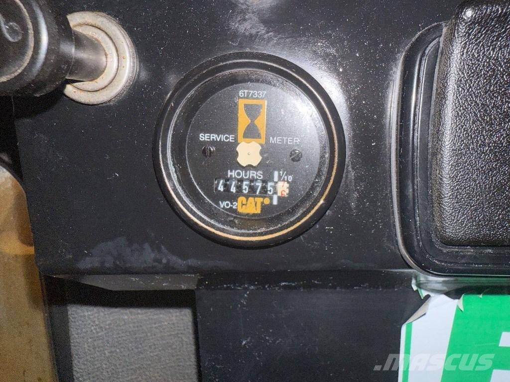 CAT 988 F II Gumikerekes homlokrakodók