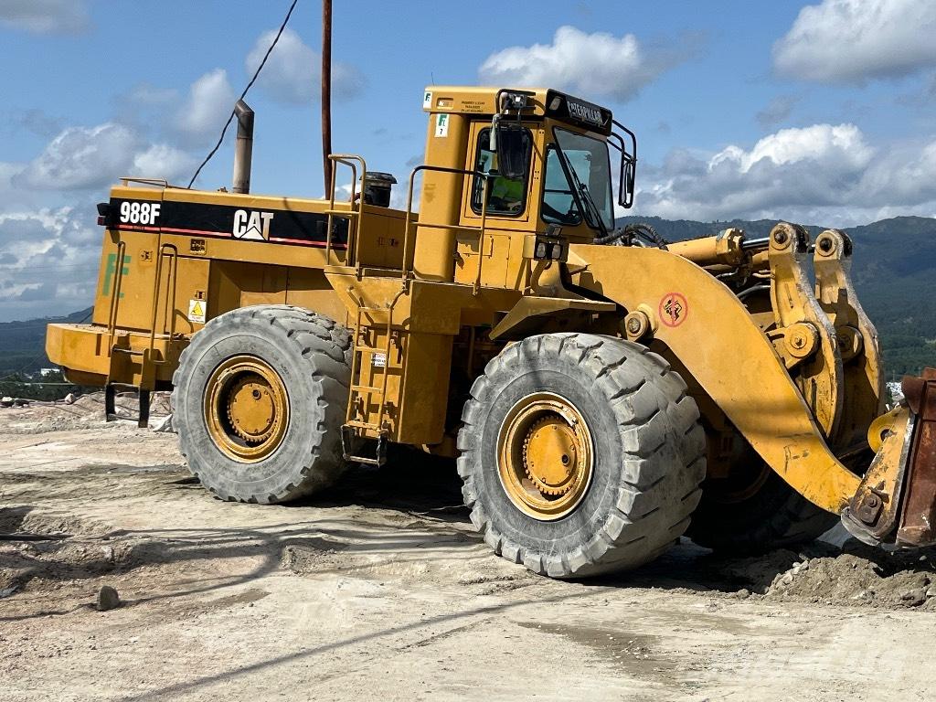 CAT 988 F II Gumikerekes homlokrakodók