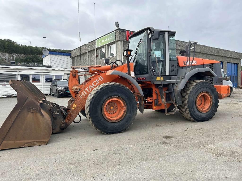 Hitachi ZW 220 Gumikerekes homlokrakodók