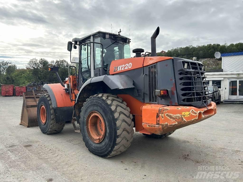 Hitachi ZW 220 Gumikerekes homlokrakodók