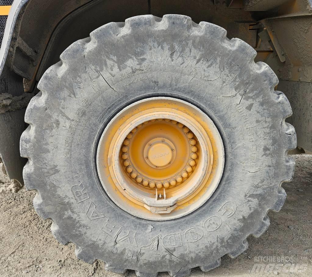 Volvo L 260 H Gumikerekes homlokrakodók