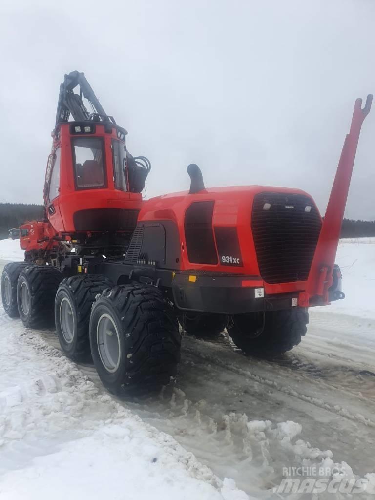 Komatsu 931 XC Betakarítók
