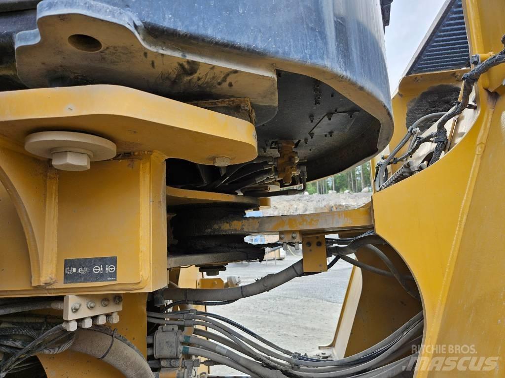 CAT 980 M Gumikerekes homlokrakodók
