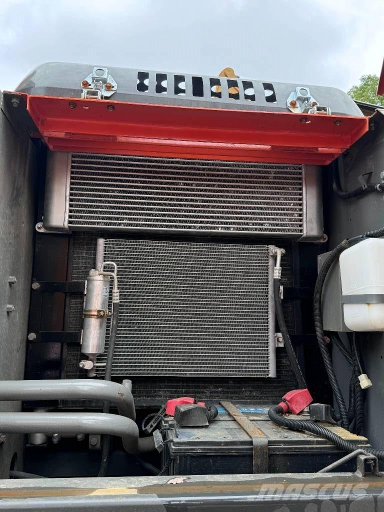 Hitachi ZX 200 Lánctalpas kotrók