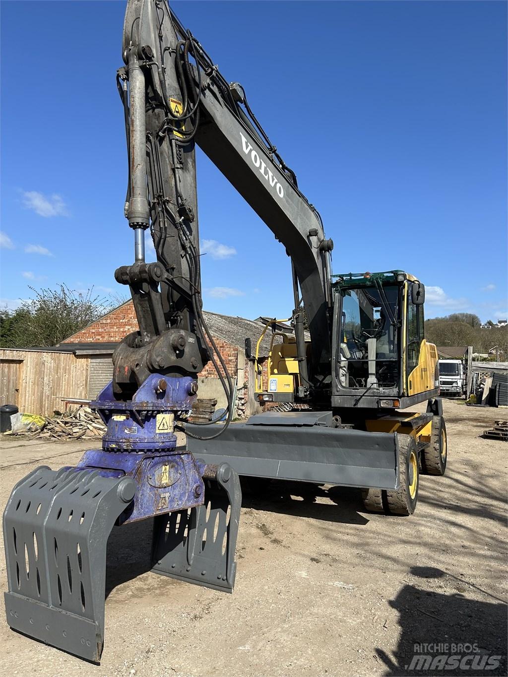  Excavator Volvo Gumikerekes kotrók