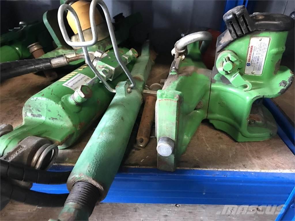 John Deere 6215R Traktorok