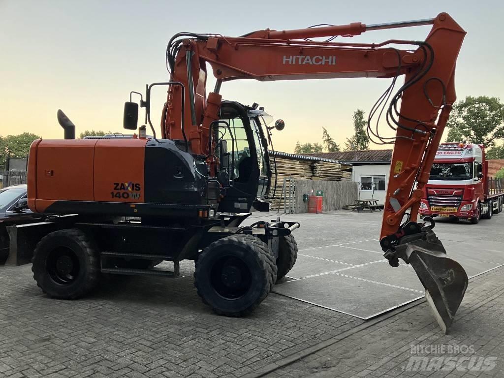 Hitachi ZX140-5B Gumikerekes kotrók