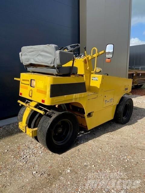 Sakai TS 160 Pneumatikus kerekes hengerek