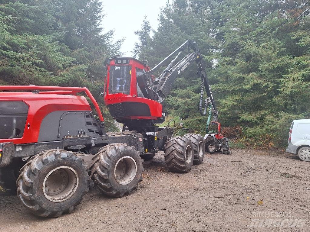 Komatsu 901 XC Betakarítók