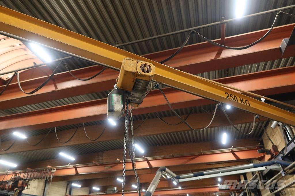  VÆGSVINGKRAN 250 KG Csörlők, emelőberendezések és anyagmozgató liftek