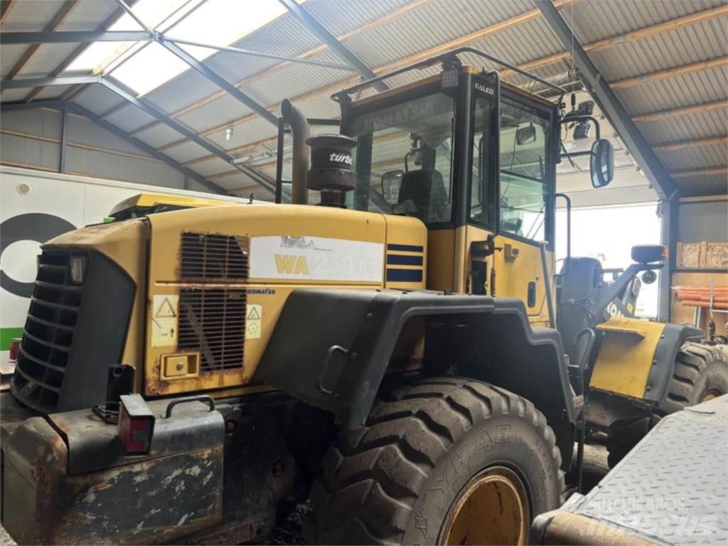 Komatsu WA250PZ-5 Gumikerekes homlokrakodók