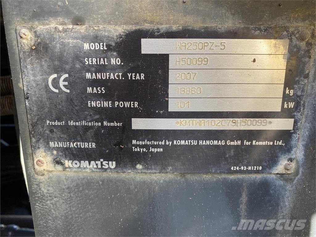 Komatsu WA250PZ-5 Gumikerekes homlokrakodók