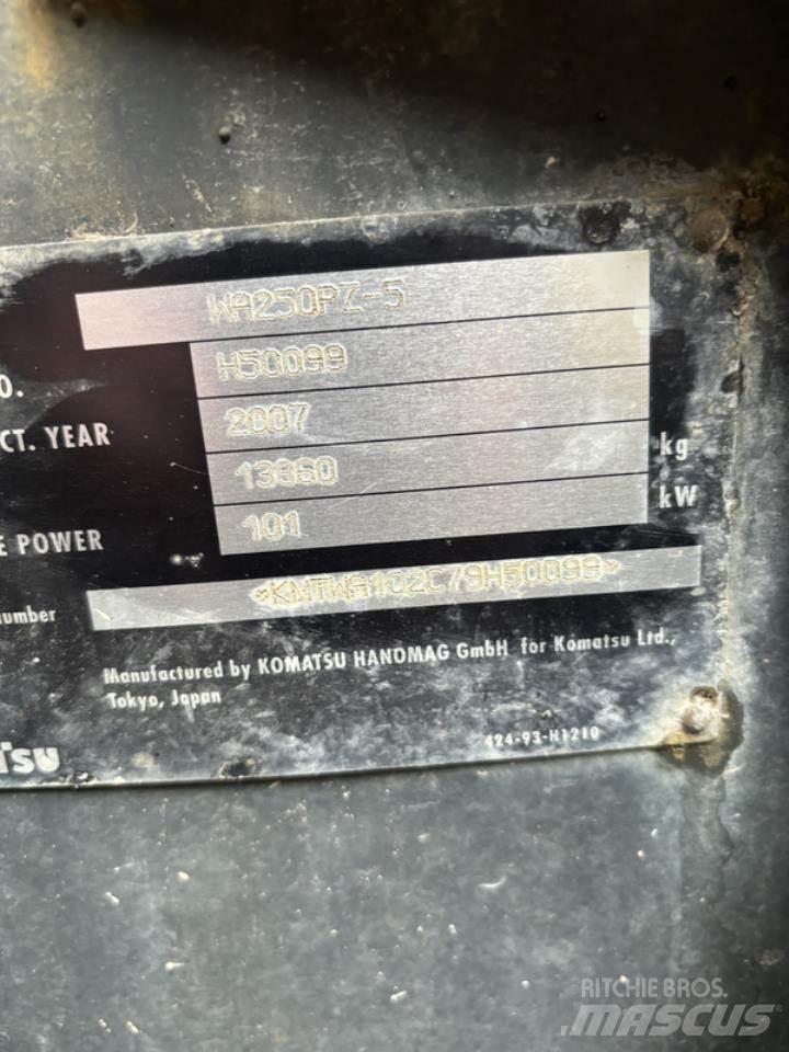 Komatsu WA250PZ-5 Gumikerekes homlokrakodók