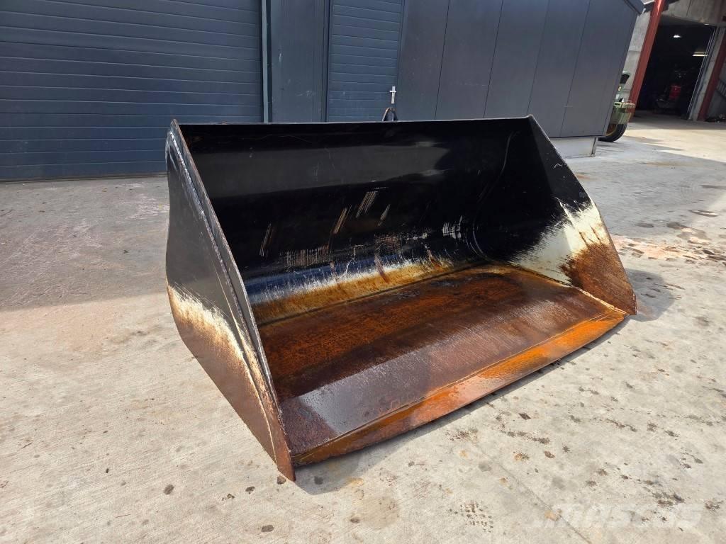 JLG 2450 / 2400 Homlokrakodó tartozékok