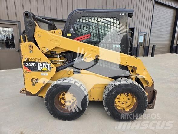 CAT 242D Kompaktrakodók