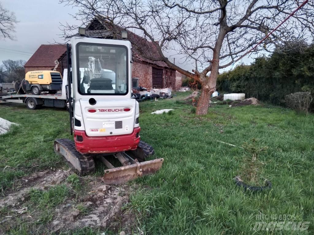 Takeuchi TB 225 Mini kotrók < 7t