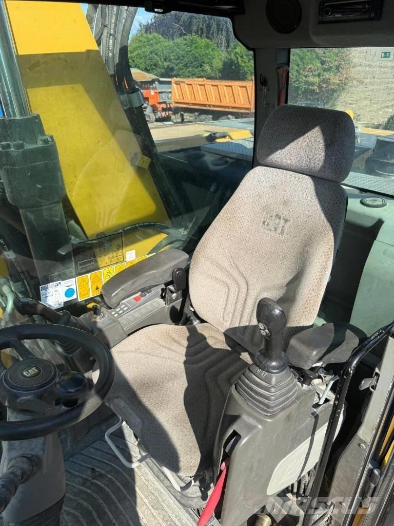 CAT M 316F Gumikerekes kotrók