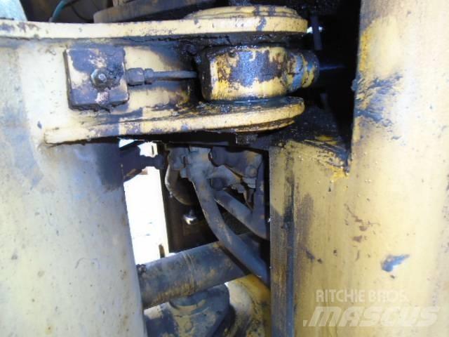 CAT 930 Gumikerekes homlokrakodók